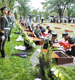 兰州市昨日为9名参战牺牲烈士举行骨灰安葬仪式
