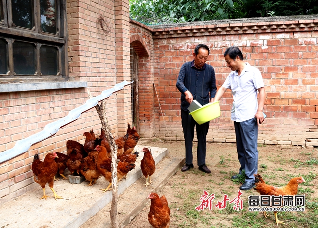 图为秦树昭了解贫困户赵丹的养殖情况翟娜娜摄.JPG 图为秦树昭了解贫困户赵丹的养殖情况翟娜娜摄.JPG