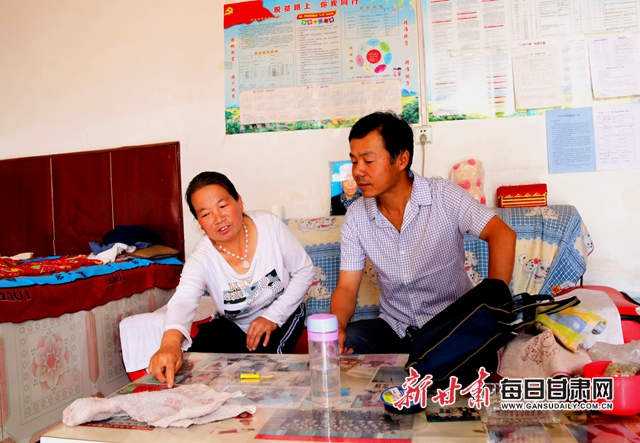 图为秦树昭在贫困户赵继的家中了解生产生活情况翟娜娜摄.JPG 图为秦树昭在贫困户赵继的家中了解生产生活情况翟娜娜摄.JPG