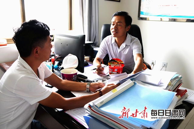 图为午饭时间,秦树昭和帮扶干部还在商议“一户一策”相关事宜翟娜娜摄.JPG 图为午饭时间,秦树昭和帮扶干部还在商议“一户一策”相关事宜翟娜娜摄.JPG