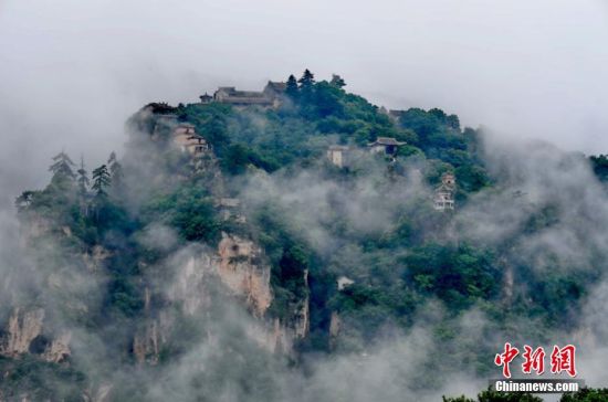 座座山峰层峦叠嶂,庙宇置身云雾之中,仿佛云端里的仙居。 座座山峰层峦叠嶂,庙宇置身云雾之中,仿佛云端里的仙居。