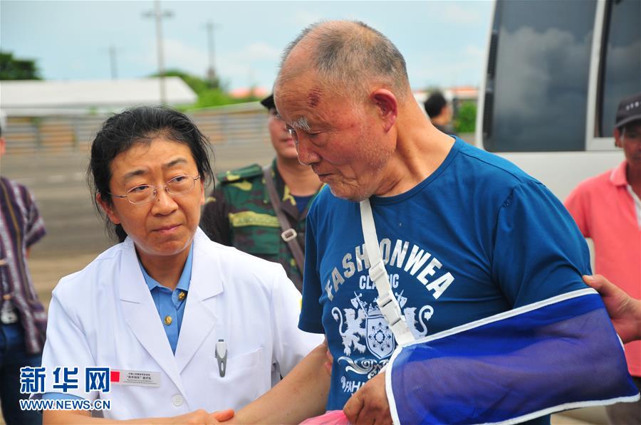 (国际)(1)首批老挝车祸受伤中国游客回国