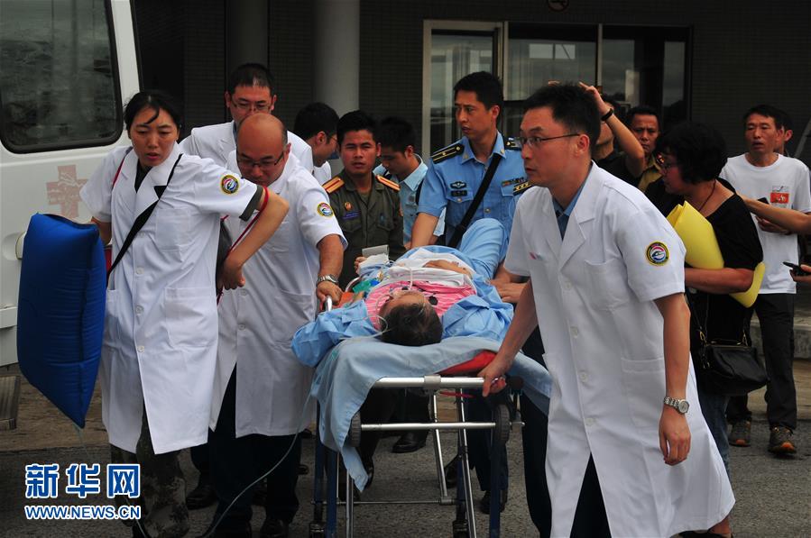 (国际)(2)首批老挝车祸受伤中国游客回国