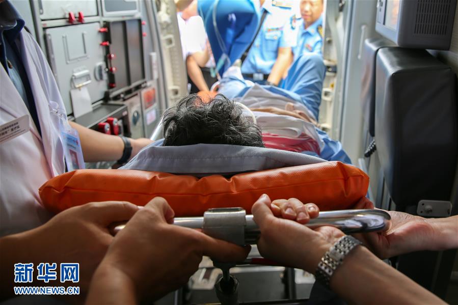 (国际)(4)首批老挝车祸受伤中国游客回国