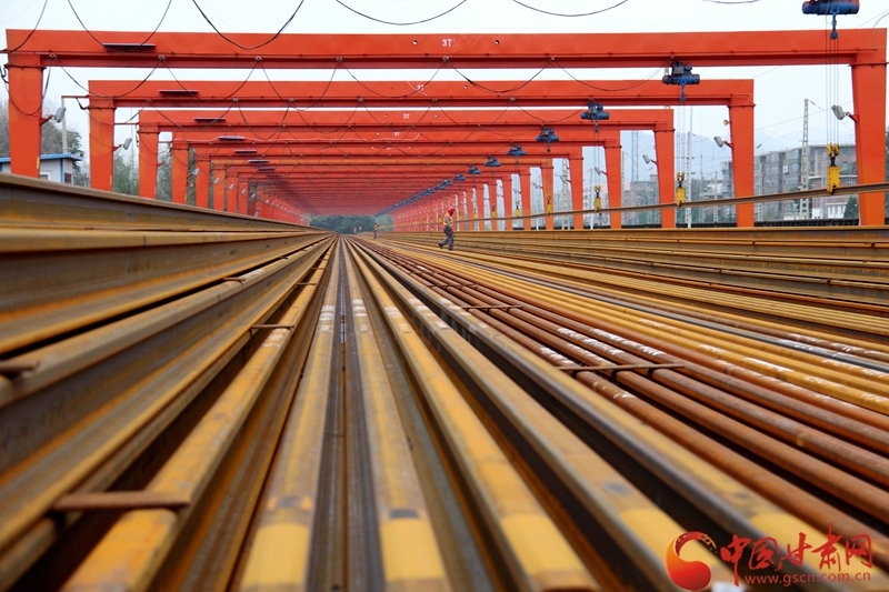 【发现最美铁路·重走丝绸之路】河口南焊轨基地：无缝钢轨技术让中国高铁平稳又高速（图）