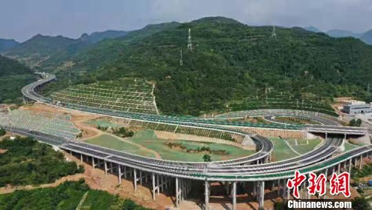 “逢山开路、遇水架桥”……新中国成立70年以来,甘肃公路总里程由实际能通行汽车的3200多公里,发展为目前逾14.32万公里,全省公路通车总里程增加44倍。图为陇南山区蜿蜒的高速公路。 张宾 摄 “逢山开路、遇水架桥”……新中国成立70年以来,甘肃公路总里程由实际能通行汽车的3200多公里,发展为目前逾14.32万公里,全省公路通车总里程增加44倍。图为陇南山区蜿蜒的高速公路。 张宾 摄