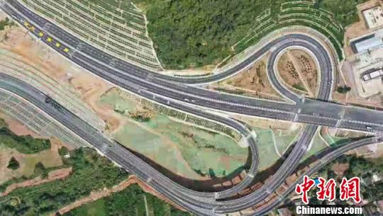 图为航拍陇南山区蜿蜒的高速公路气势壮观。 张宾 摄 图为航拍陇南山区蜿蜒的高速公路气势壮观。 张宾 摄