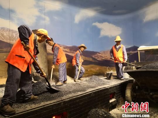图为甘肃公路博物馆内展陈20世纪八九十年代,公路养护职工在炒盘上拌制沥青混合料的工作场景。 冯志军 摄 图为甘肃公路博物馆内展陈20世纪八九十年代,公路养护职工在炒盘上拌制沥青混合料的工作场景。 冯志军 摄