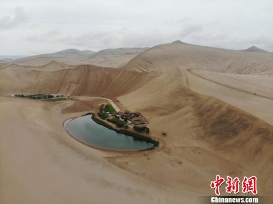 素有“沙漠第一泉”之称的月牙泉位于敦煌市城郊西南5公里处,古往今来与鸣沙山以“山泉共处,沙水共生”的奇妙景观著称于世,自汉朝起即为“敦煌八景”之一。图为8月下旬,航拍月牙泉风光。 杨艳敏 摄 素有“沙漠第一泉”之称的月牙泉位于敦煌市城郊西南5公里处,古往今来与鸣沙山以“山泉共处,沙水共生”的奇妙景观著称于世,自汉朝起即为“敦煌八景”之一。图为8月下旬,航拍月牙泉风光。 杨艳敏 摄