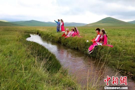 游客在狼渡湿地草原换上民族服装拍照留念。 包新田 摄 游客在狼渡湿地草原换上民族服装拍照留念。 包新田 摄