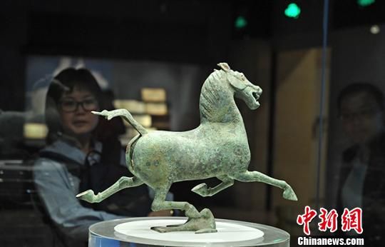 图为出土自甘肃武威市境内的中国旅游标志——“铜奔马”。(资料图) 杨艳敏 摄 图为出土自甘肃武威市境内的中国旅游标志——“铜奔马”。(资料图) 杨艳敏 摄