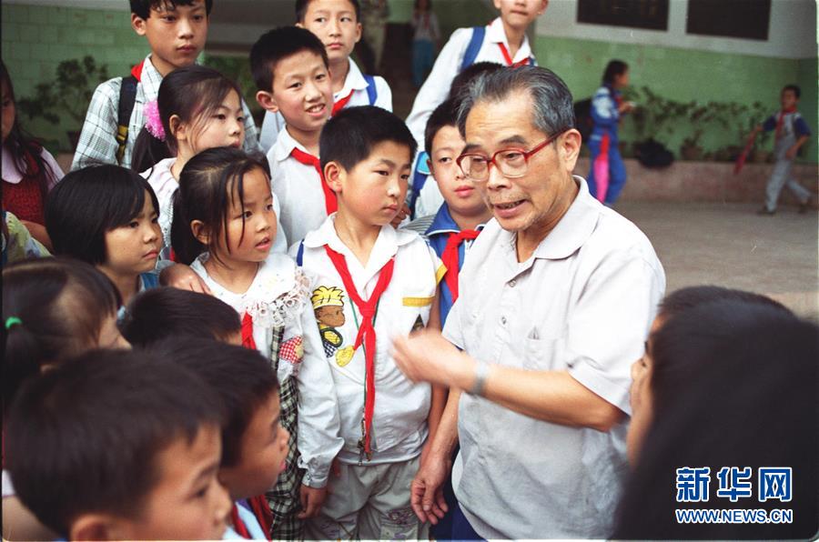 (新华全媒头条·图文互动)(8)凝聚民族复兴的精神伟力——以习近平同志为核心的党中央重视思想道德建设关心关爱道德模范纪实