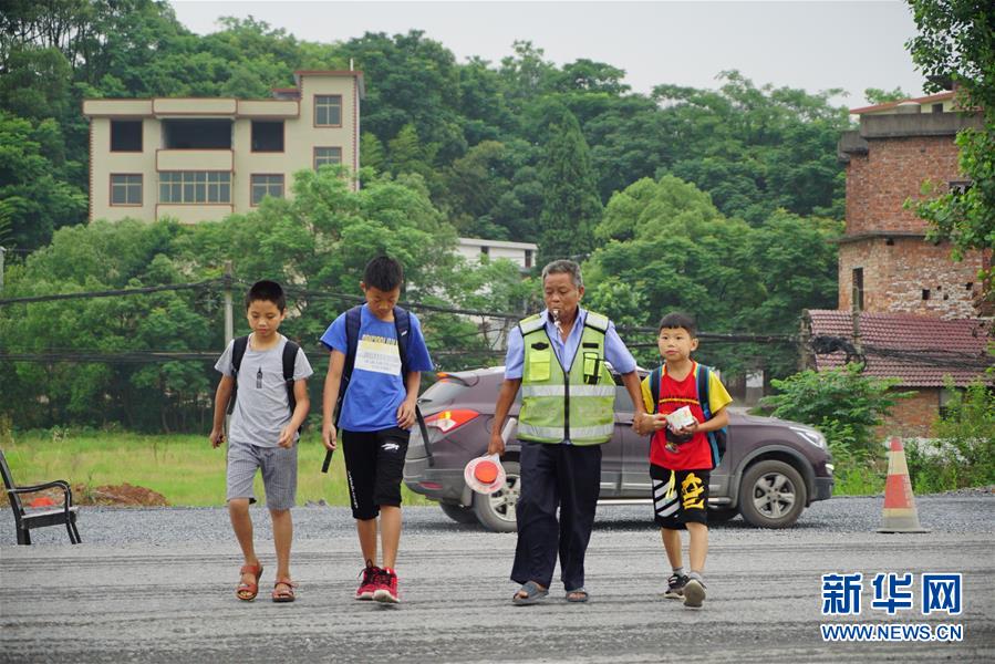(新华全媒头条·图文互动)(11)凝聚民族复兴的精神伟力——以习近平同志为核心的党中央重视思想道德建设关心关爱道德模范纪实