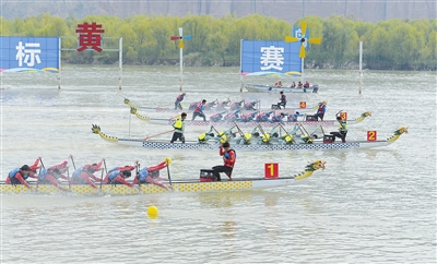 第八届全国大学生龙舟锦标赛在永靖县太极岛开赛 