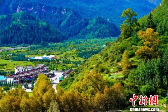 图为秋风浸染的祁连山。 王将 摄 图为秋风浸染的祁连山。 王将 摄