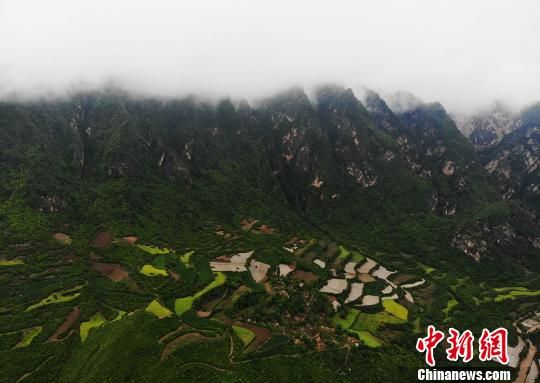 近年来,甘肃省定西市漳县围绕开发保护“两山一井”,挖掘当地资源潜力,大力实施“旅游活县”战略。图为贵清山景区。 杨艳敏 摄 近年来,甘肃省定西市漳县围绕开发保护“两山一井”,挖掘当地资源潜力,大力实施“旅游活县”战略。图为贵清山景区。 杨艳敏 摄