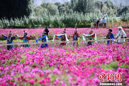 图为酒泉市肃北蒙古族自治县“戈壁花海T台”上演蒙古族服饰秀。(资料图) 杨艳敏 摄 图为酒泉市肃北蒙古族自治县“戈壁花海T台”上演蒙古族服饰秀。(资料图) 杨艳敏 摄