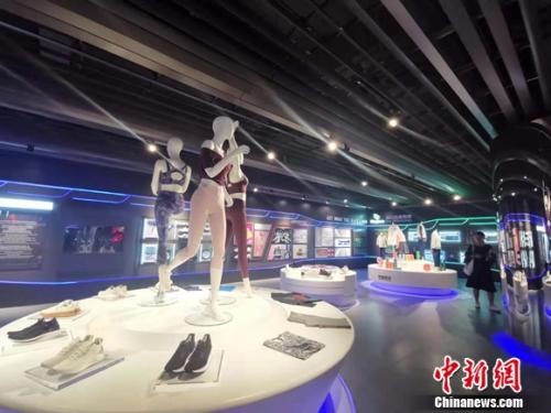 图为调研团走访安踏。 谢艺观 摄 图为调研团走访安踏。 谢艺观 摄