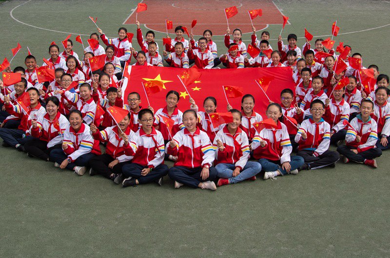 宁夏西吉一小学开展“国旗在我心中” 表达对祖国祝福
