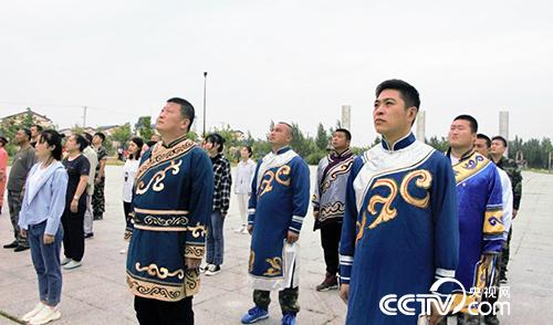 八岔村两委班子和村民一起举行升旗仪式。（何川 摄）