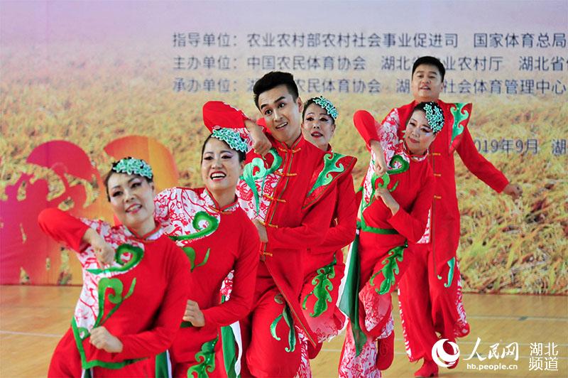 湖北宜昌:全国农民广场舞大赛 共舞健康庆祝丰收节
