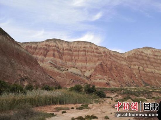 图为瑰丽多姿的丹霞。 图为瑰丽多姿的丹霞。