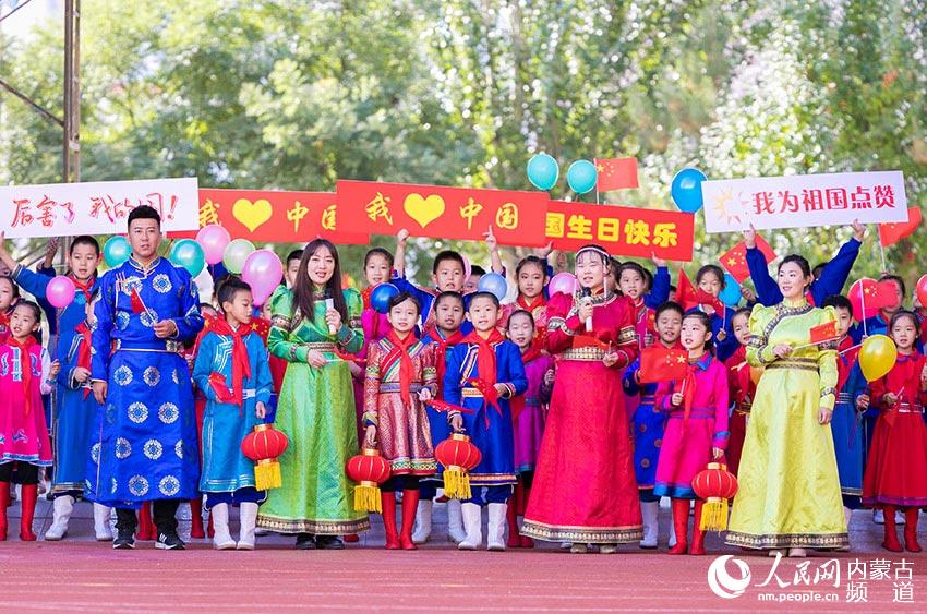 呼和浩特市玉泉区民族实验小学师生同唱歌曲《中国》。