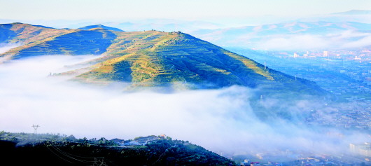 定西：雾涌笔架山