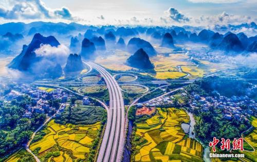 资料图:广西合浦县到那坡县的合那高速公路。<a target='_blank' data-cke-saved-href='http://www.chinanews.com/' href='http://www.chinanews.com/'>中新社</a>发 彭寰 摄 点击进入下一页