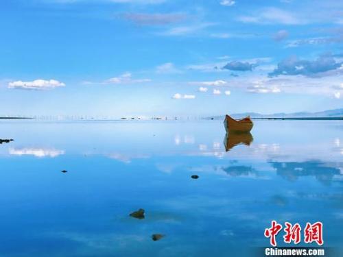 资料图:“天空之镜”茶卡盐湖。 张坤 摄 点击进入下一页