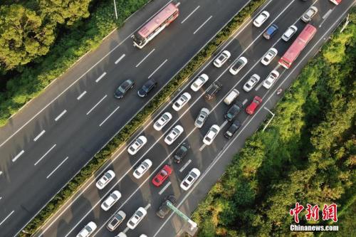 资料图:多地出现出行高峰,高速开启拥堵模式。<a target='_blank' data-cke-saved-href='http://www.chinanews.com/' href='http://www.chinanews.com/'>中新社</a>记者 泱波 摄 点击进入下一页