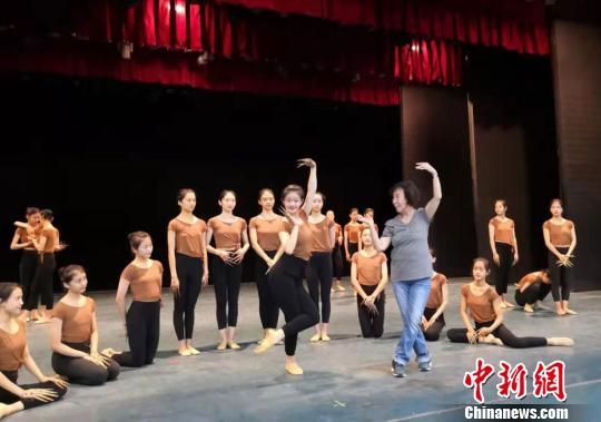 2019年9月，“敦煌舞教学的创始人”84岁的高金荣(中)正在为兰州文理学院艺术职业学院学生示范指导动作。　丁思 摄