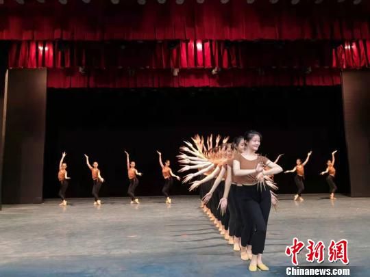 2019年9月，兰州文理学院艺术职业学院学生正在排练敦煌舞。　丁思 摄