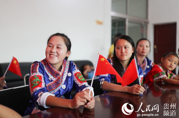 贵州玉屏：侗族群众观看新中国成立70周年庆典