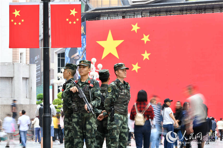 10月2日，在重庆解放碑步行街，武警重庆总队执勤第二支队官兵在定点警戒。唐志勇摄