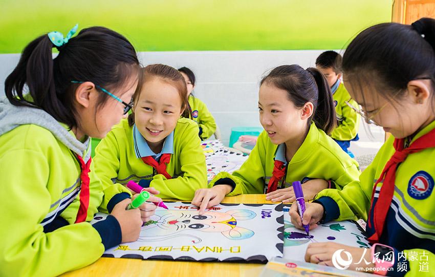 呼和浩特市玉泉区通顺街小学学生在绘制生肖邮票图案。