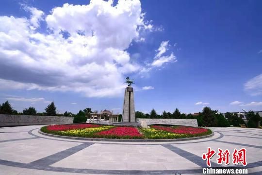 图为坐落在武威雷台汉墓景区的中国旅游标志“铜奔马”塑像。　钟欣 摄