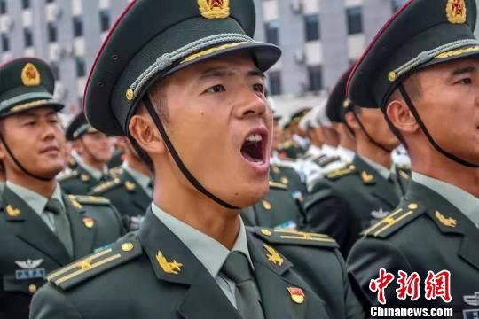 图为李二强正在训练的图片。 钟欣 摄 图为李二强正在训练的图片。 钟欣 摄