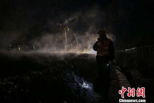 图为兰州工务机械段的干部职工正在陇海线上进行线路清筛施工作业。　王守宁 摄