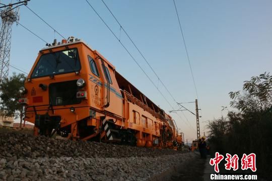 图为兰州工务机械段的干部职工正在陇海线上进行线路清筛施工作业。　王守宁 摄