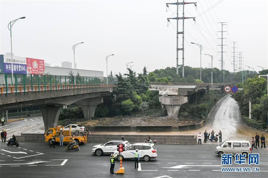 (XHDW)(1)江苏无锡高架桥侧翻事故现场清理完成 下层横穿道路恢复通行