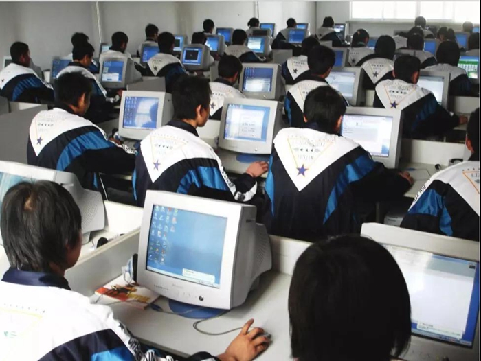 科教频道 甘肃教育    图说变化          2019年,临洮中学微机教室