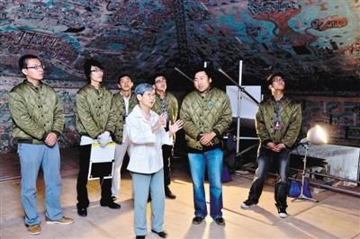 2009年8月，樊锦诗在莫高窟第85窟指导敦煌壁画数字化工作。受访者供图