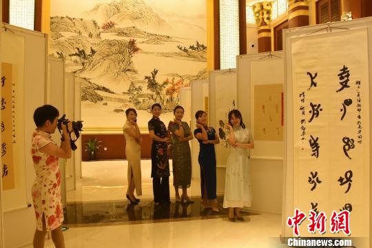 女书书法展示。 江永县供图 摄 女书书法展示。 江永县供图 摄