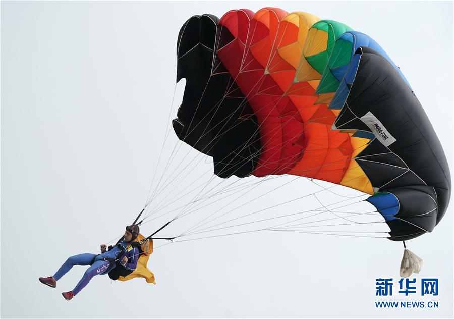 （体育）（2）军运会跳伞项目测试赛在武汉进行