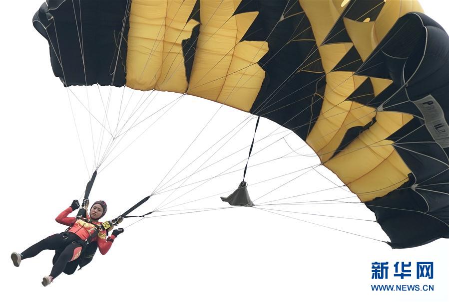 （体育）（5）军运会跳伞项目测试赛在武汉进行