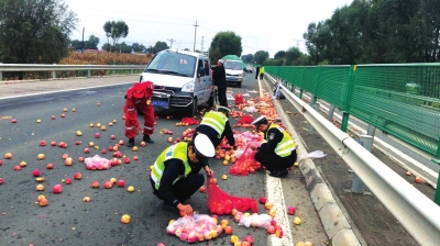 定西高速路上交警捡回一吨苹果