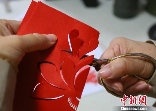 庆阳剪纸历史悠久,是根植于黄土,孕育于民间的艺术种类,内容包括原始图腾崇拜、历史传说和生活场景等。 高展 摄 庆阳剪纸历史悠久,是根植于黄土,孕育于民间的艺术种类,内容包括原始图腾崇拜、历史传说和生活场景等。 高展 摄