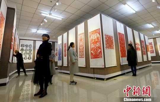 图为镇原县文化馆内展出的精美剪纸作品,吸引众多爱好者前来参观。 高展 摄 图为镇原县文化馆内展出的精美剪纸作品,吸引众多爱好者前来参观。 高展 摄
