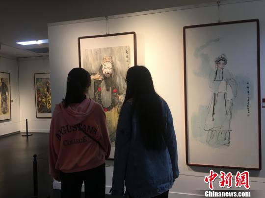 观众观看展览。 高雨晴 摄 观众观看展览。 高雨晴 摄